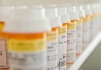 medicamentos na prateleira da farmácia novembro