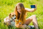 millennial a tirar selfie com cão