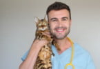 Veterinario com gato