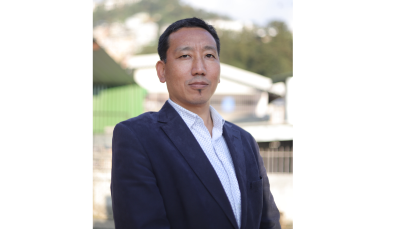 O médico veterinário indiano Thinlay N. Bhutia é o vencedor do 2021 WSAVA One Health Award, pelo seu trabalho em controlar a raiva.