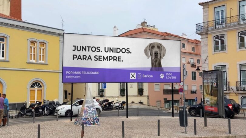 A Barkyn apostou numa campanha virtual de outdoors onde promove o partido-não formal e fictício “Dog Lovers”.