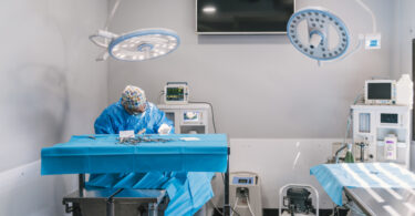 Estudo mostrou que formação e limpeza eficaz reduzem contaminação em clínicas veterinárias