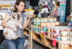 Tutores nos EUA ajustam consumo, mas mantêm investimento em animais de companhia