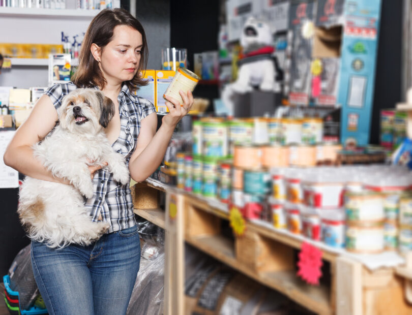 Tutores nos EUA ajustam consumo, mas mantêm investimento em animais de companhia