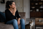 Tabagismo passivo deve integrar avaliação clínica de cães e gatos, defende AniCura